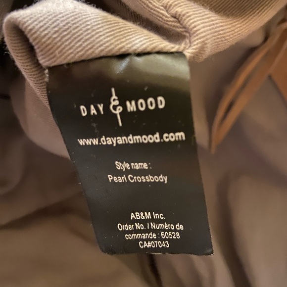 Day & Mood pale pink leather purse with adjustable strap - Picture 10 of 15